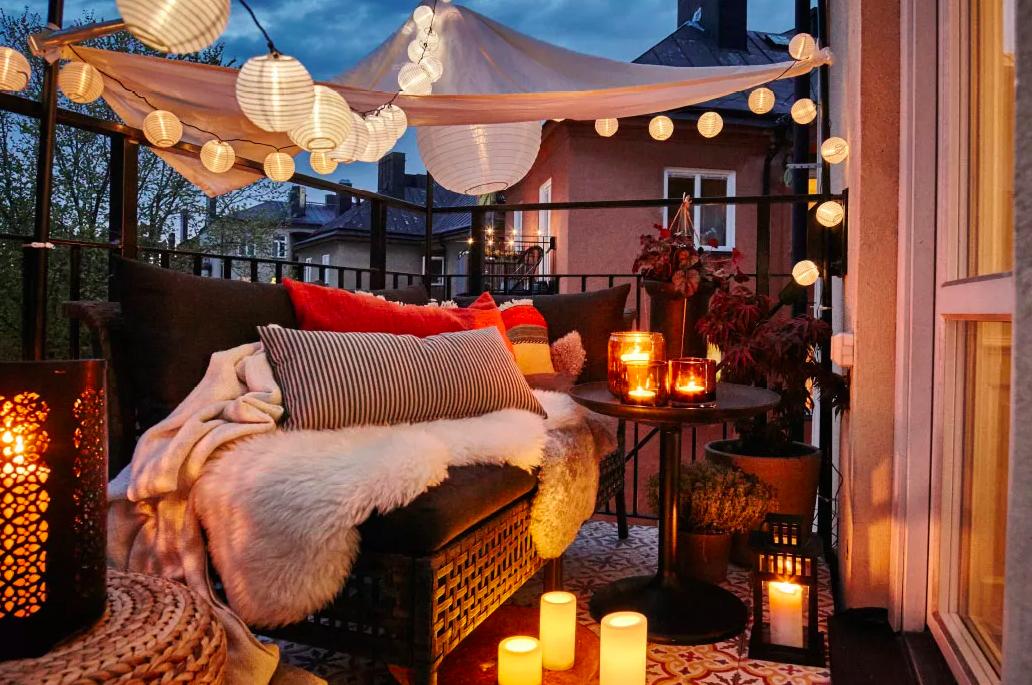 Outdoor-Lounge-Chair-and-Lights-Balcony-Decor-Idea-for-Date-Night